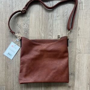 Sleek Brown Leather Crossbody Bag with Adjustable Strap